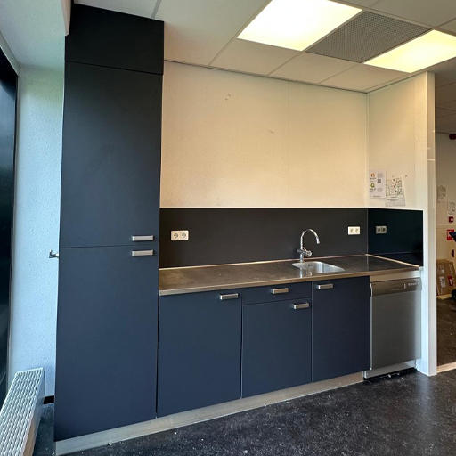 Keukenwrap Zwolle: bij Bouwkundig Adviesbureau transformeerden wij een rode keuken naar strak en zakelijk met RM29 Anthracite Grey. Ook de binnenkanten van de kasten zijn meegenomen.