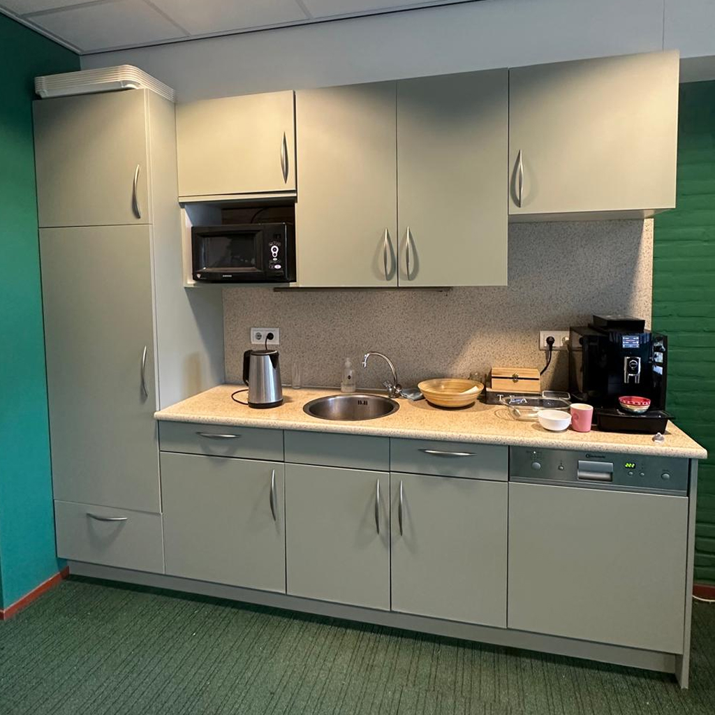 Keukenrenovatie bij Titus Brandsma School in Berg en Dal. De houtlookfronten zijn vervangen door M7 Brio Cream Velvet, wat zorgde voor een frisse, moderne en toekomstbestendige uitstraling.