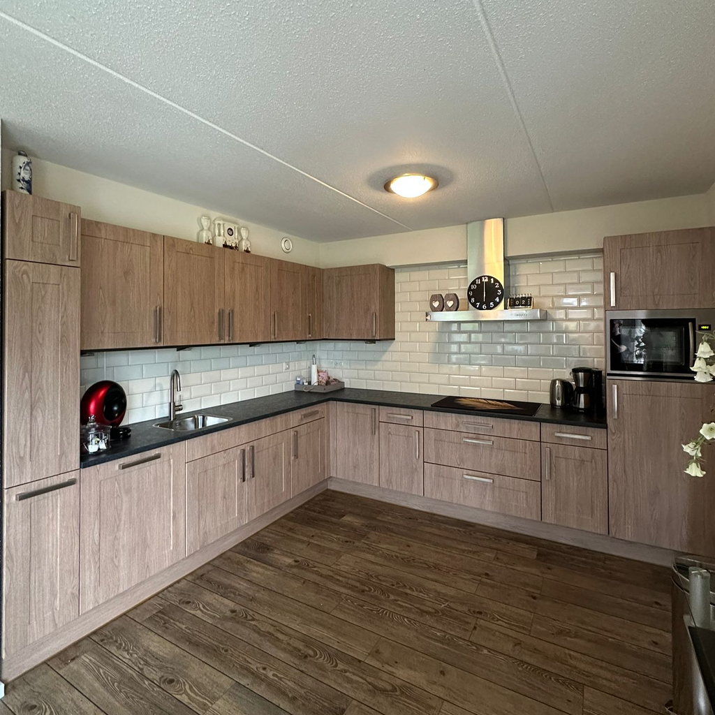 Keukenrenovatie in Dalen: een keuken met gedateerde houtlook fronten werd strak gewrapt in AF08 Light Grey Oak. Het resultaat: een frisse, moderne houtlook, zonder verbouwing en binnen enkele dagen klaar.
