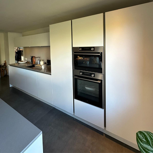 Keukenwrap Heerde: een hoogglans witte keuken transformeerden wij naar een matte en eigentijdse look met RM10 Delicate White. Binnen 1 dag kreeg de keuken een rustige en moderne uitstraling, zonder verbouwing.