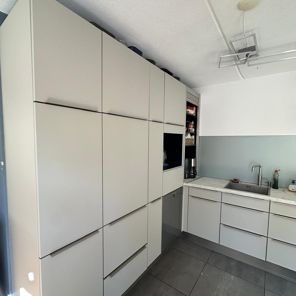 Keukenrenovatie in IJhorst: van donkerblauw naar eigentijds design. Met interieurfolie kregen de fronten een frisse en moderne look, zonder verbouwing en in slechts enkele dagen volledig vernieuwd.