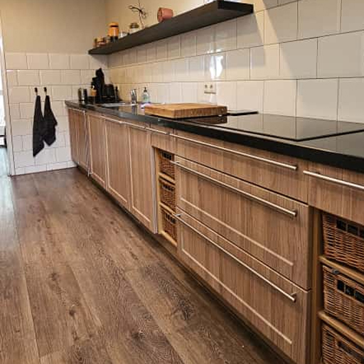 In Wapenveld vernieuwden wij een landelijke keuken met I14 Maymac Oak. De facetten zijn zorgvuldig meegewrapt en de indelingen in de fronten verdwenen, waardoor de keuken strak en eigentijds oogt.