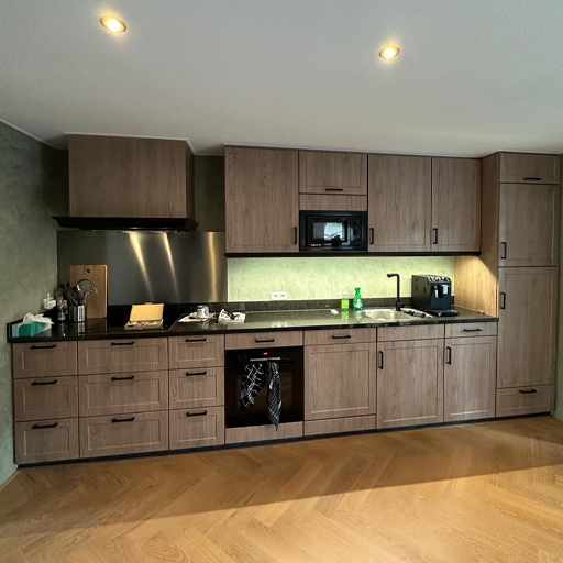In Wezep transformeerden wij een lichte keuken naar houtlook met AF08 Light Grey Oak. Zwarte accenten, J2 Black Wood en nieuwe grepen geven de keuken een moderne รฉn warme uitstraling. Een mooi resultaat!