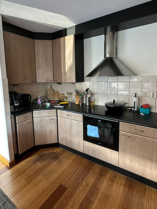 Keukenwrap Zwolle: een verouderde houtlook werd vernieuwd met AF08 Light Grey Oak. Het resultaat is een warme, moderne uitstraling die binnen enkele dagen gerealiseerd is, zonder verbouwing.