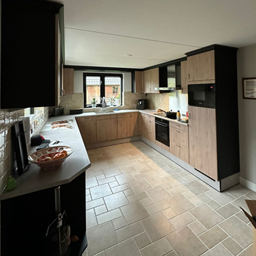 Keukenrenovatie in Dalfsen: een landelijke keuken transformeerden wij tot modern design met nieuwe fronten in NF78 Light Oaky Oak, plinten en blad in NE70 Mat Beige Marble en accenten in J2 Black Wood voor een luxueus geheel.