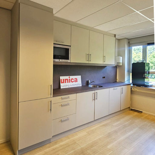 Keukenrenovatie in Zwolle: donker hout werd omgetoverd tot fris eigentijds design. Met interieurfolie kreeg de keukenfronten een nieuwe uitstraling, zonder verbouwing en binnen enkele dagen klaar.