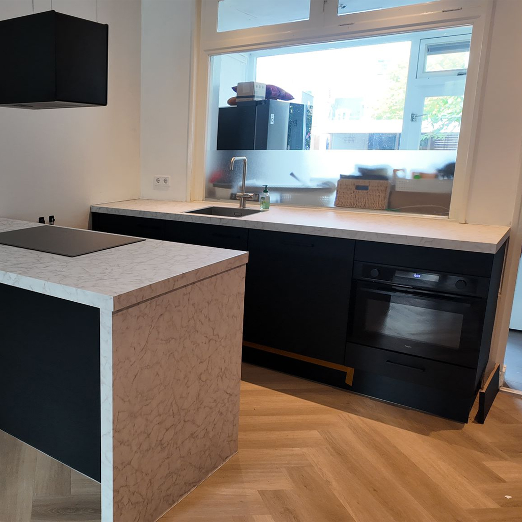 In Deventer kreeg een moderne keuken een luxe make-over met mat zwarte fronten en een marmerlook werkblad. De combinatie van K1 Mat Black Velvet Grain en MK13 Scratched Beton zorgt voor een krachtig, stijlvol geheel.