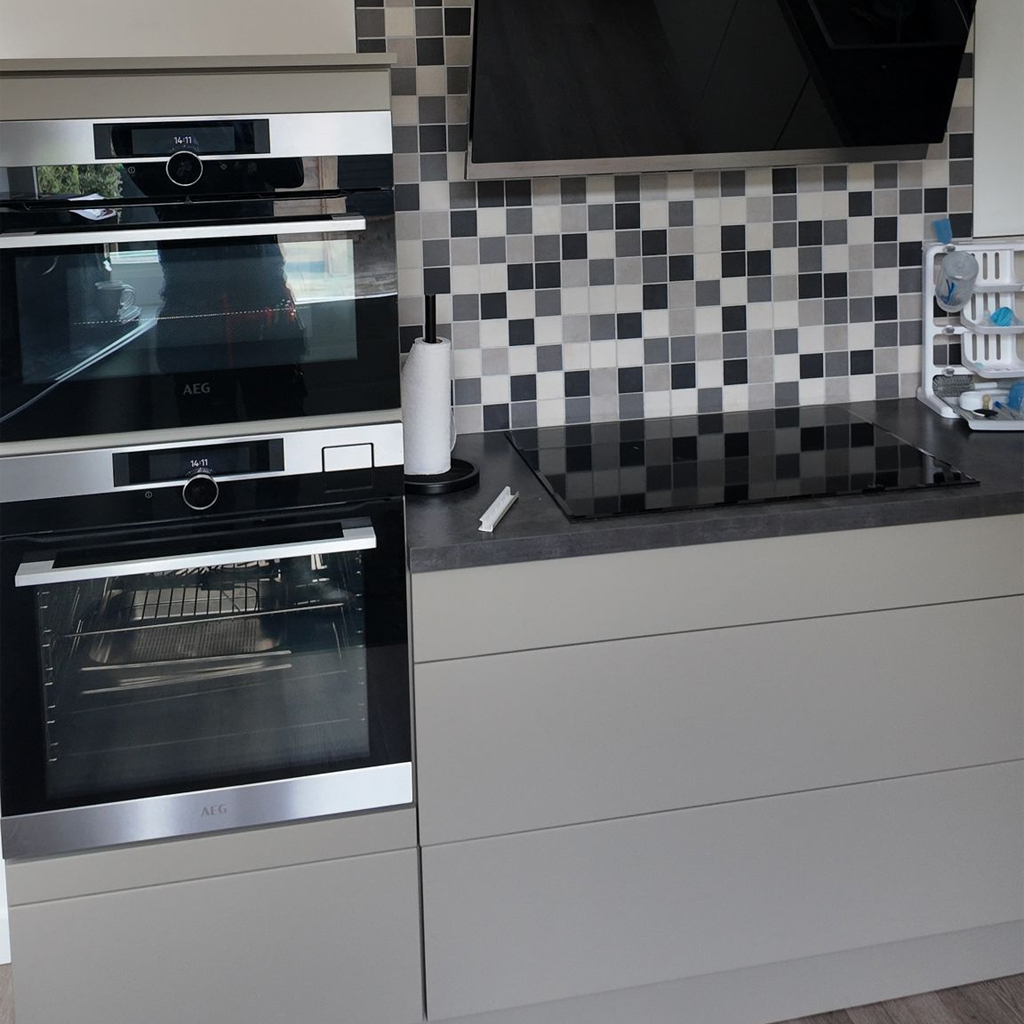 In Nunspeet werd een bestaande keuken volledig vernieuwd en greeploos gemaakt. De greepgaten zijn zorgvuldig dichtgewerkt, wat samen met het strakke folie zorgt voor een modern en warm eindresultaat.