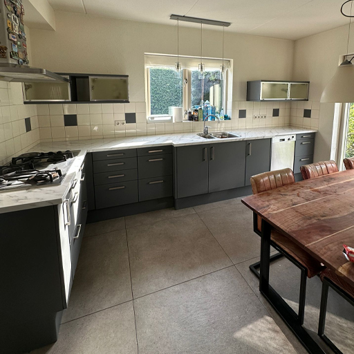 Keukenmakeover: deze keuken kreeg een complete transformatie met K5 Grey Velvet en NG31 Gloss White Marble. Zelfs de donkere tegels zijn meegewrapt, waardoor een strak, warm en eigentijds geheel is ontstaan dat perfect in balans is.