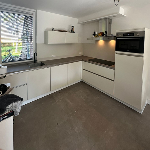 Keukenwrap Zwolle: in deze keuken zijn zowel de fronten als de achterwand gewrapt in RM13 Beige en het blad in U21 Brown Concrete. Het resultaat is een warme, moderne uitstraling die perfect past bij het interieur.