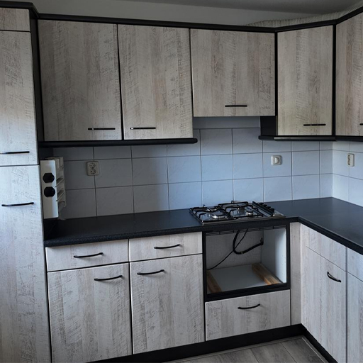 Keukenwrap Zwolle: hoogglans maakte plaats voor H10 Light Grey Wood Panel. De matte houtnerf brengt rust en warmte, sluit aan op blad en tegels en geeft de keuken een strakke, eigentijdse uitstraling โ zonder verbouwing.