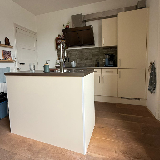 Deze kleine keuken in Zwolle is volledig gewrapt in RM10 Delicate White. De matte afwerking zorgde voor rust en een egale uitstraling, waardoor de keuken weer als รฉรฉn geheel oogt en perfect aansluit bij de stijl van het interieur.