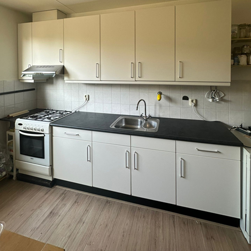 Keukenwrap Zwolle: voor een woningbouwvereniging in Zwolle vernieuwden wij een huurkeuken met RM10 Delicate White. Een frisse, duurzame oplossing zonder verbouwing of overlast.