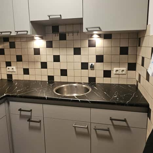 Deze keuken in Nieuwleusen kreeg een volledige renovatie met nieuwe fronten in RM27 Light Grey en een werkblad in U50 Ash Black Marble. Een eigentijdse vernieuwing van een keuken van ruim 30 jaar oud, met een strak eindresultaat.
