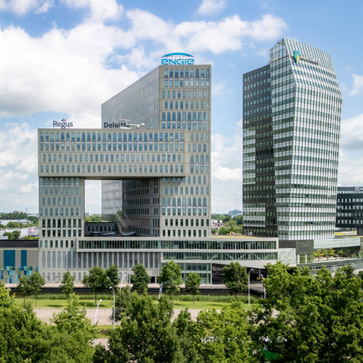 Op de 8e verdieping van Engie zijn alle oranje keuken- en wandpanelen gewrapt in U20 Dark Concrete. Het resultaat is een strakke, moderne uitstraling die perfect past binnen de vernieuwde kantooromgeving, zonder verbouwing.