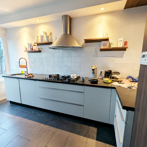 In Apeldoorn is de keuken vernieuwd met M7 Brio Cream Velvet op alle fronten. De zijkant van de kastenwand en het brugdeel zijn uitgevoerd in NF55 Ebony Dark Brown, waardoor een warm en stijlvol geheel is ontstaan.