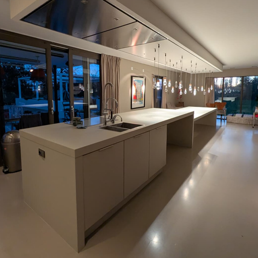 In Dwingeloo is de keuken volledig gewrapt in M7 Brio Cream Velvet. Het eiland, de tafel en de kastenwand vormen nu รฉรฉn rustig en luxe geheel dat de ruimte lichter en exclusiever maakt met een nog warmere uitstraling.