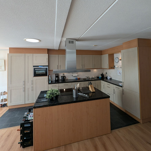In Hoogeveen kreeg de keuken een moderne update door het wrappen van de fronten in een lichte houtlook. De nieuwe uitstraling brengt rust en zorgt voor een strak geheel dat perfect past bij de stijl van de woning.