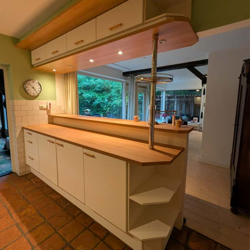 In Nijverdal kreeg deze keuken een complete upgrade met RM10 Delicate White op de fronten en B5 Medium Beech op het blad. De beschadigde toplagen zijn vernieuwd en de keuken oogt weer fris.