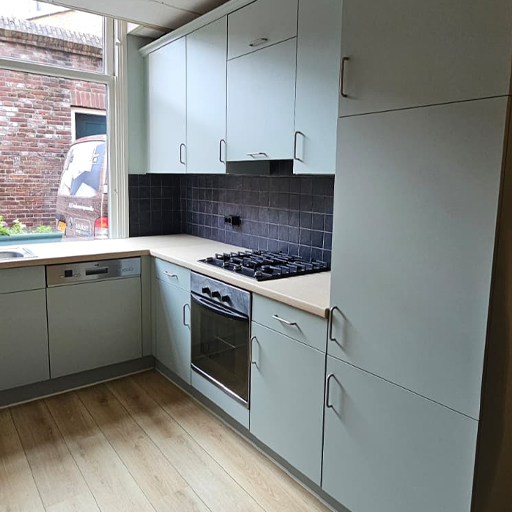 Keukenrenovatie in Kampen met nieuwe fronten in NH21 Soft Green en een blad en plinten in NF36 Smooth Light Oak. De keuken kreeg een moderne, natuurlijke en warme uitstraling met een perfect afgewerkt eindresultaat.