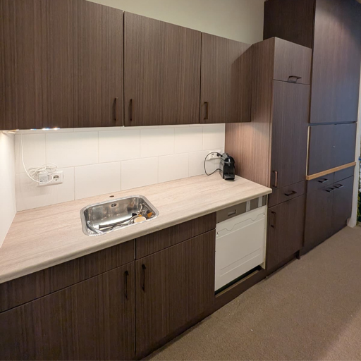 Keukenwrap in Zwolle met fronten in D1 Teak en een werkblad in MK15 Cream Concrete. Door onze frontenservice konden we binnen รฉรฉn dag een nieuw vaatwasserfront leveren waardoor de keuken volledig en strak is opgeleverd.