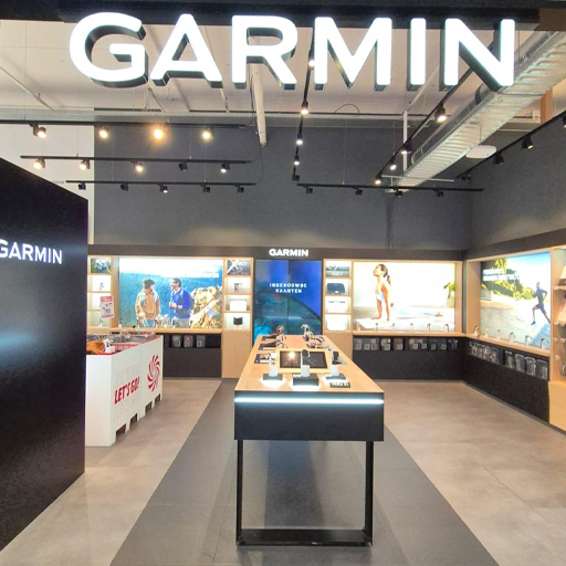 De Garmin shop in de MediaMarkt Arena Amsterdam is gerenoveerd door vaste delen te wrappen en bestaande fronten te vervangen. Met Light Grey Oak en Mat Black Velvet Grain is een duurzame retailomgeving ontstaan.