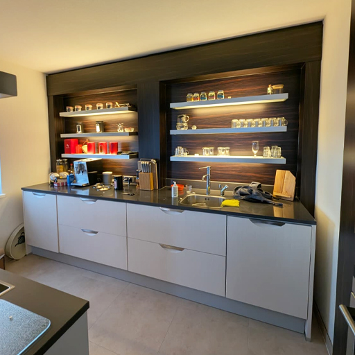 In Urk is de keuken en het losstaande eiland vernieuwd met AL29 White Structured Line Bao. De lichte houtstructuur zorgt voor een frisse en rustige uitstraling die mooi contrasteert met het donkere werkblad en de achterwand.