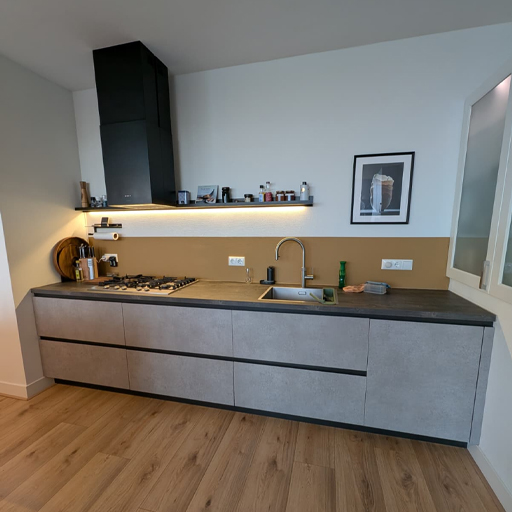 In Steenwijk is de keuken vernieuwd met U19 Light Concrete. De betonlook geeft de keuken een rustige en moderne uitstraling waardoor de lange opstelling beter tot zijn recht komt en mooi aansluit bij wand en vloer.
