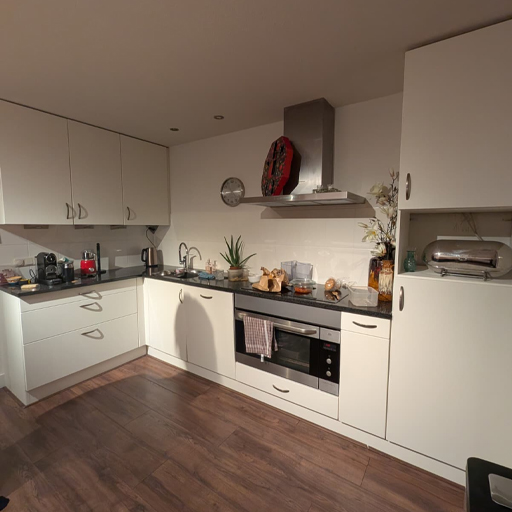 In Swifterbant is een roomwitte keuken hersteld door loslatende toplagen te verwijderen en de ondergrond opnieuw te prepareren. Daarna is de keuken gewrapt met RM10 Delicate White voor een strak en duurzaam eindresultaat.