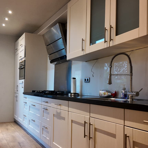 In Zwolle is de keuken vernieuwd met AL29 White Structured Line Bao. De witte houtstructuur geeft de fronten een frisse en rustige uitstraling. Het contrast met het werkblad zorgt voor een moderne en tijdloze afwerking.