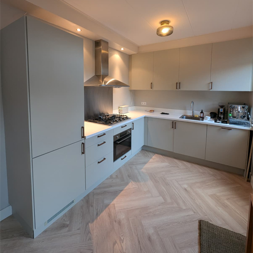 In Zwolle is een IKEA-keuken uit 2010 volledig vernieuwd met M7 Brio Cream Velvet. De lichte afwerking, nieuwe handgrepen en vernieuwde apparatuur maken de keuken weer modern, rustig en helemaal up-to-date.