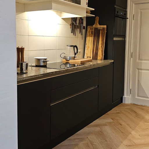 n Kampen is de keuken vernieuwd met K1 Mat Black Velvet Grain. De matte structuur brengt rust en contrast waardoor het blad en de vloer sterker uitkomen. De keuken oogt moderner en vormt nu een warm en stijlvol geheel in huis.