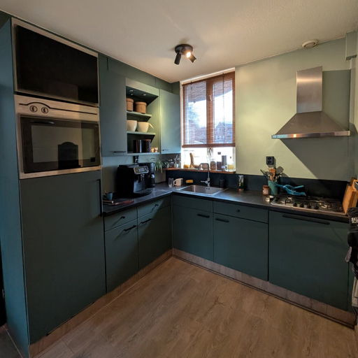 In Zwolle is een kleine keuken vernieuwd met NH08 Forest Green. De diepe groentint geeft de compacte ruimte meer karakter en rust en laat zien dat ook een kleinere keuken groots kan ogen met de juiste afwerking.