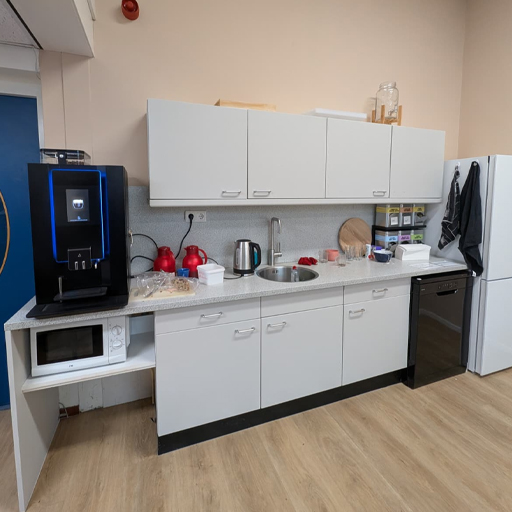 Bij OBS Flevosprong in Dronten is de schoolkeuken vernieuwd door deze te wrappen in NH22 Warm Grey. De keuken oogt nu rustiger, frisser en is beter geschikt voor intensief dagelijks gebruik binnen het onderwijs.